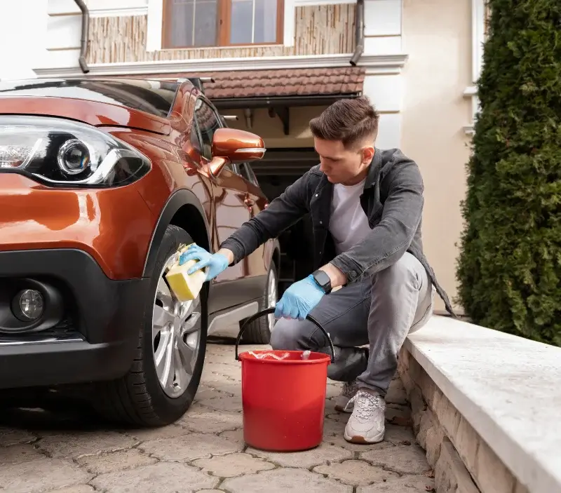 Lavage auto à domicile Saint-Fuscien : professionnel intervenant sur un véhicule